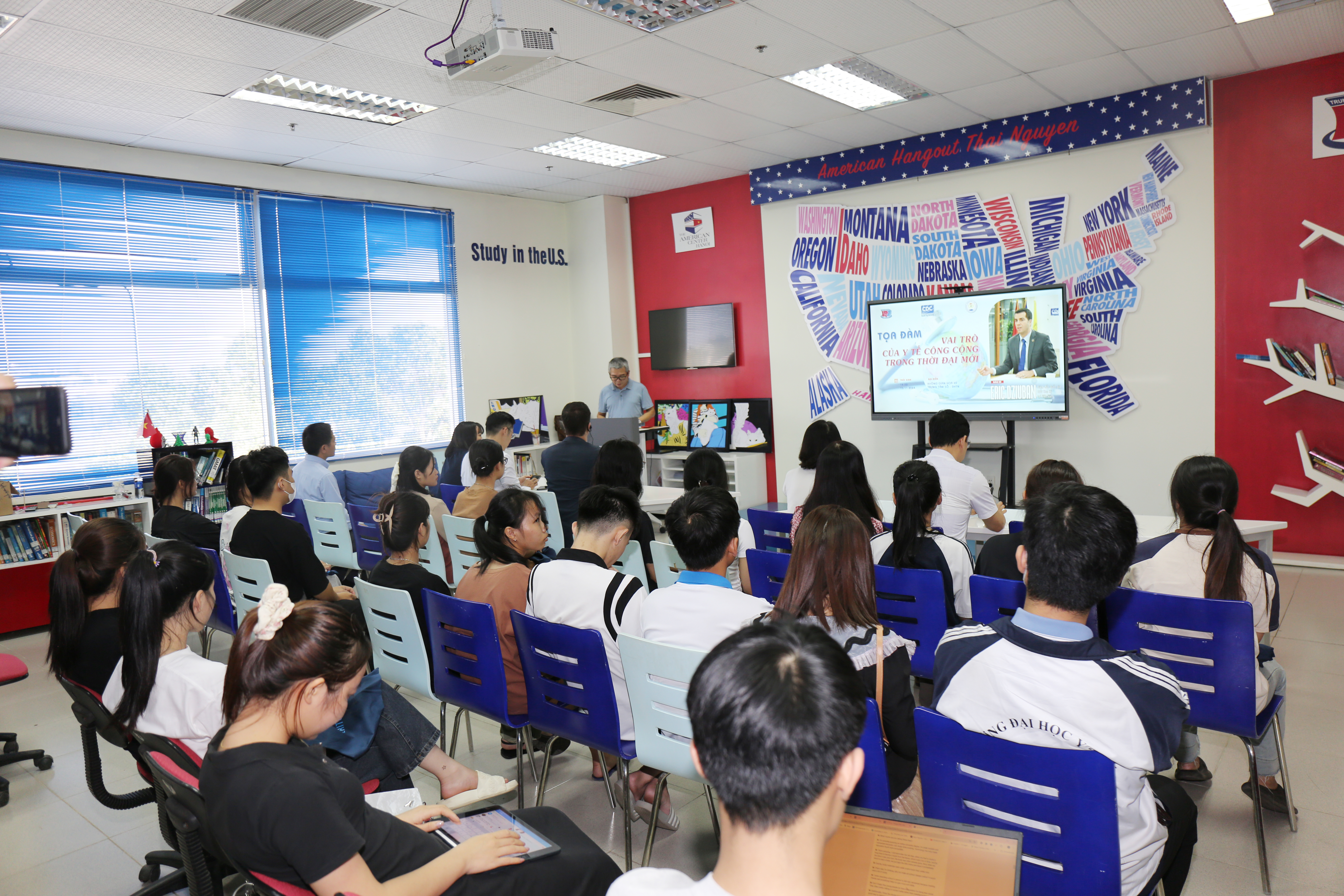 Tọa đàm “Vai trò của Y tế công cộng trong thời đại mới” 